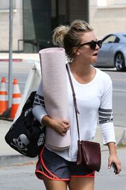 kaley-cuoco-heading-to-yoga-class-in-los-angeles-05-23-2016_6.jpg