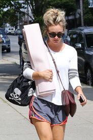 kaley-cuoco-heading-to-yoga-class-in-los-angeles-05-23-2016_7.jpg