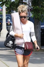 kaley-cuoco-heading-to-yoga-class-in-los-angeles-05-23-2016_8.jpg