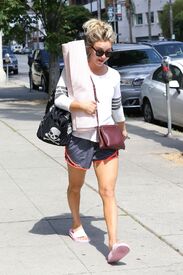 kaley-cuoco-heading-to-yoga-class-in-los-angeles-05-23-2016_9.jpg