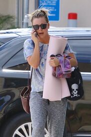 kaley-cuoco-out-and-about-in-thousand-oaks-05-23-2016_3.jpg