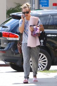 kaley-cuoco-out-and-about-in-thousand-oaks-05-23-2016_4.jpg