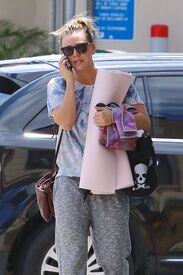 kaley-cuoco-out-and-about-in-thousand-oaks-05-23-2016_5.jpg