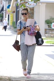 kaley-cuoco-out-and-about-in-thousand-oaks-05-23-2016_6.jpg