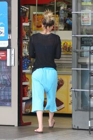 kaley-cuoco-out-and-about-in-los-angeles-05-26-2016_6.jpg