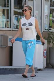 kaley-cuoco-out-and-about-in-reseda-05-29-2016_8.jpg