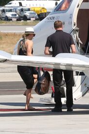 kaley-cuoco-boarding-at-a-private-jet-in-van-nuys-06-20-2016_11.jpg