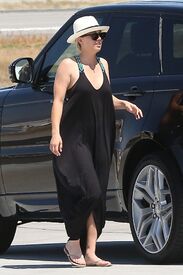 kaley-cuoco-boarding-at-a-private-jet-in-van-nuys-06-20-2016_2.jpg