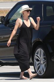 kaley-cuoco-boarding-at-a-private-jet-in-van-nuys-06-20-2016_3.jpg