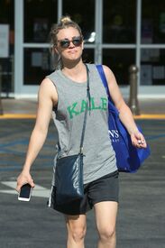 kaley-cuoco-shopping-at-gelson-s-market-in-los-angeles-06-23-2016_11.jpg