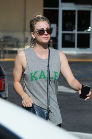 kaley-cuoco-shopping-at-gelson-s-market-in-los-angeles-06-23-2016_2.jpg