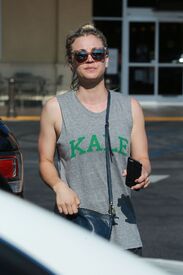 kaley-cuoco-shopping-at-gelson-s-market-in-los-angeles-06-23-2016_3.jpg