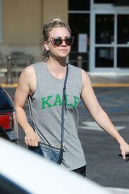 kaley-cuoco-shopping-at-gelson-s-market-in-los-angeles-06-23-2016_4.jpg