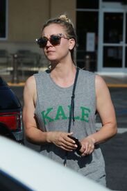 kaley-cuoco-shopping-at-gelson-s-market-in-los-angeles-06-23-2016_6.jpg
