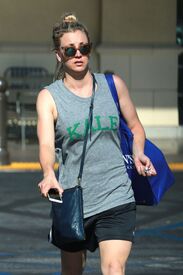 kaley-cuoco-shopping-at-gelson-s-market-in-los-angeles-06-23-2016_7.jpg