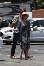 kaley-cuoco-out-shopping-in-encino-06-27-2016_10.jpg