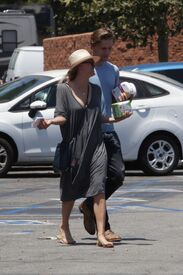 kaley-cuoco-out-shopping-in-encino-06-27-2016_11.jpg