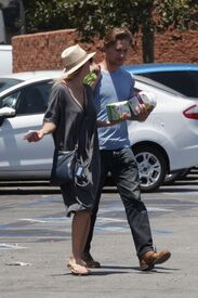 kaley-cuoco-out-shopping-in-encino-06-27-2016_12.jpg