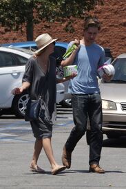 kaley-cuoco-out-shopping-in-encino-06-27-2016_13.jpg