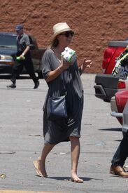 kaley-cuoco-out-shopping-in-encino-06-27-2016_15.jpg