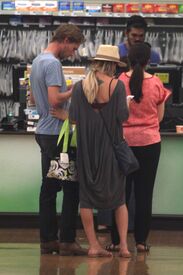 kaley-cuoco-out-shopping-in-encino-06-27-2016_5.jpg