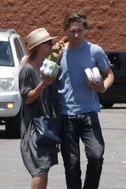 kaley-cuoco-out-shopping-in-encino-06-27-2016_7.jpg