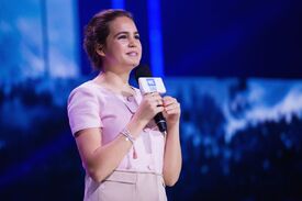 bailee-madison-performs-at-we-day-at-keyarena-in-seattle-04-20-1016_5.jpg