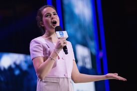 bailee-madison-performs-at-we-day-at-keyarena-in-seattle-04-20-1016_6.jpg