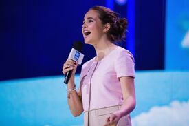 bailee-madison-performs-at-we-day-at-keyarena-in-seattle-04-20-1016_8.jpg