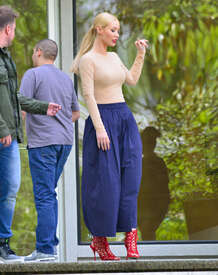 Iggy-Azalea--Leaving-the-iHeart-Radio-Station--02.jpg