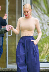 Iggy-Azalea--Leaving-the-iHeart-Radio-Station--06.jpg