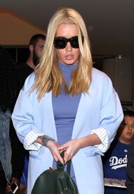 iggy-azalea-travel-outfit-arrives-at-lax-in-los-angeles-ca-4-21-2016-13.jpg