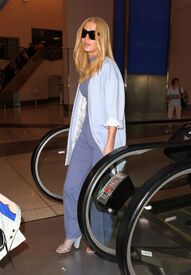 iggy-azalea-travel-outfit-arrives-at-lax-in-los-angeles-ca-4-21-2016-14.jpg