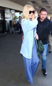 iggy-azalea-travel-outfit-arrives-at-lax-in-los-angeles-ca-4-21-2016-16.jpg
