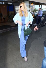 iggy-azalea-travel-outfit-arrives-at-lax-in-los-angeles-ca-4-21-2016-17.jpg