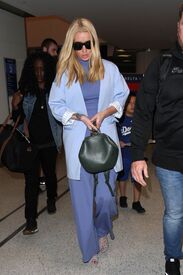 iggy-azalea-travel-outfit-arrives-at-lax-in-los-angeles-ca-4-21-2016-7.jpg