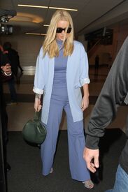 iggy-azalea-travel-outfit-arrives-at-lax-in-los-angeles-ca-4-21-2016-9.jpg