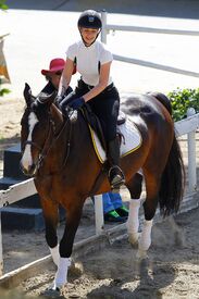 iggy-azalea-at-horse-riding-in-los-angeles-04-29-2016_11.jpg