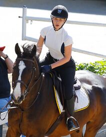 iggy-azalea-at-horse-riding-in-los-angeles-04-29-2016_13.jpg