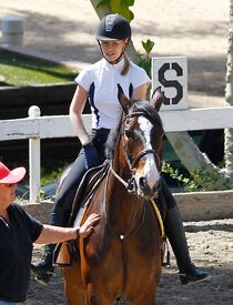 iggy-azalea-at-horse-riding-in-los-angeles-04-29-2016_4.jpg