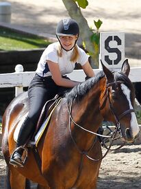 iggy-azalea-at-horse-riding-in-los-angeles-04-29-2016_6.jpg