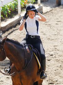 iggy-azalea-at-horse-riding-in-los-angeles-04-29-2016_7.jpg