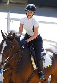 iggy-azalea-at-horse-riding-in-los-angeles-04-29-2016_9.jpg