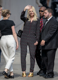 Margot Robbie at Kimmel -_0jH5XOEPAl.jpg