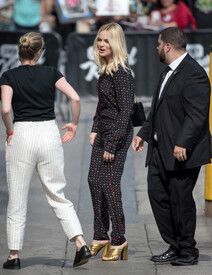 Margot Robbie at Kimmel 7Wnz5YtHPiJl.jpg