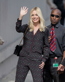 Margot Robbie at Kimmel 8ri_VlcZ7Gll.jpg