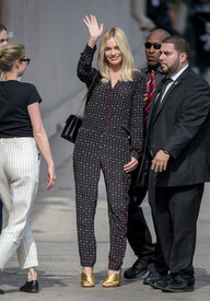 Margot Robbie at Kimmel dWuEr86TuUDl.jpg