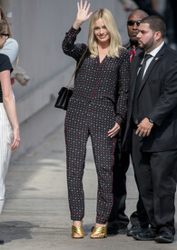 Margot Robbie at Kimmel gx_vzkwl8K9l.jpg