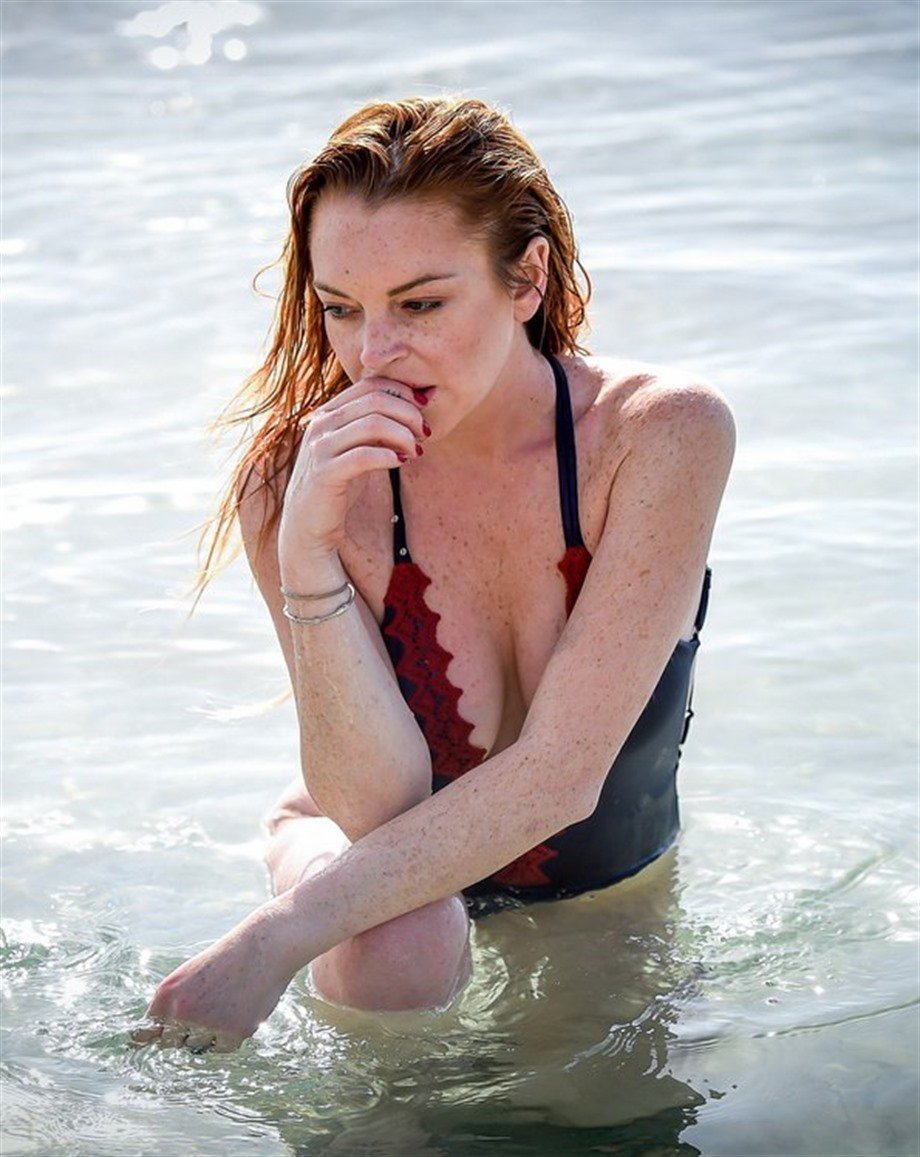 Lindsay Lohan wet swimsuit on a Mauritius beach June 2016 LQ.