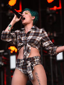 Halsey_BonnarooFestival061016_10.jpg